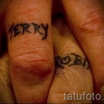 Фото парных татуировок на пальцах: надписи 'Jerry' и 'Rosa' выполненные черным контуром. Простой и лаконичный дизайн.