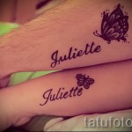 Фото парных татуировок с именем 'Juliette' и изображением бабочек, выполненных на руках в черном цвете.