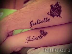 Фото парных татуировок с именем 'Juliette' и изображением бабочек, выполненных на руках в черном цвете.
