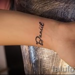 Фото тату надписи 'Danil' на запястье, выполненной в простом, минималистичном стиле с тонкими линиями.