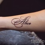 Фото тату на запястье с изящной надписью 'Alice', выполненной в каллиграфическом стиле. Идеально для любителей минимализма.