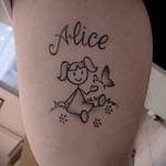Фото тату на бедре с изображением детского рисунка девочки и надписью 'Alice'. Простой, милый дизайн для мам.