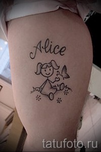 Фото тату на бедре с изображением детского рисунка девочки и надписью 'Alice'. Простой, милый дизайн для мам.