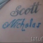 Фото тату с именами Scott и Nicholas, выполненными в голубом цвете на плече. Парная татуировка, символ дружбы или любви.