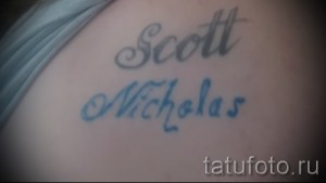 Фото тату с именами Scott и Nicholas, выполненными в голубом цвете на плече. Парная татуировка, символ дружбы или любви.