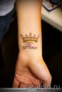 Фото тату короны с надписью 'Prince' на запястье. Яркий рисунок татуировки для мужчин, выполненный в цветных тонах.