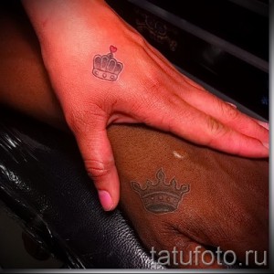 Фото парных татуировок в виде маленьких корон, одна из которых украшена сердечком, на руках пары. Символ любви и верности.