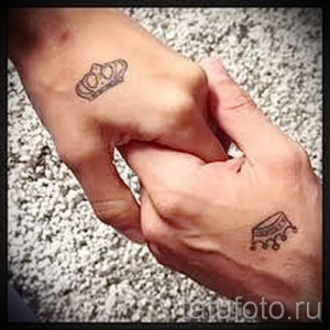 Фото парных татуировок: черная корона на руке у девушки и черная корона на руке у парня. Символ любви и единства.