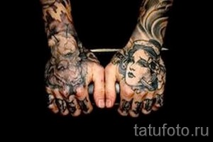 Фото тату на руках: детализированные рисунки черепов и женских лиц, выполненные в темных тонах с элементами красного, на мужских руках.