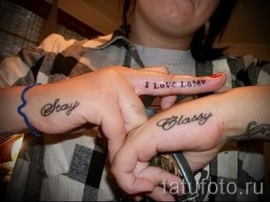 Фото тату с надписями 'Stay', 'I Love LHP' и 'Classy' на руках двух девушек. Простые чёрные линии и минималистичный дизайн.