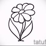 Простой черно-белый эскиз татуировки ромашки с четкими линиями. Идеально для минималистичного и нежного дизайна.