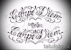Черно-белое фото тату с надписью "Carpe Diem" выполненной красивым каллиграфическим шрифтом. Изящный рисунок татуировки для вдохновения.