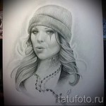 Черно-белый эскиз татуировки с изображением девушки в шапке, с каплями слез на лице. Рисунок выполнен в стиле чикано.
