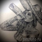 Черно-белый эскиз татуировки с изображением плачущей девушки, пьющей текилу из бутылки. Детализированный рисунок в стиле чикано.