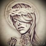 Черно-белый эскиз татуировки с изображением девушки с терновым венцом на голове и крестом на шее. Детализированный рисунок в религиозном стиле.