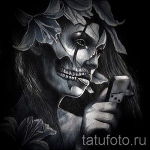 Мрачный эскиз татуировки с изображением девушки, наполовину превратившейся в череп, окруженной цветами. Детализированный рисунок в стиле чикано.