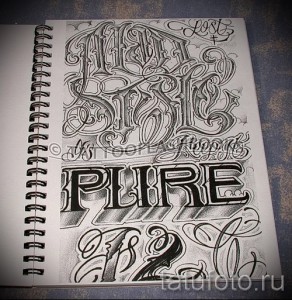 Черно-белое фото эскиза тату в стиле чикано с надписями "Pure" и "Lost & Keep It". Детализированный рисунок татуировки с использованием сложных шрифтов.
