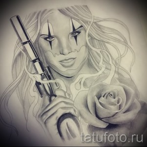 Черно-белый эскиз татуировки с изображением девушки в образе клоуна, держащей тату-машинку и розу. Рисунок выполнен в детализированном стиле.