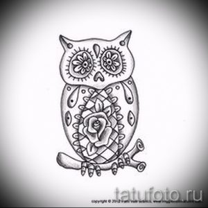 Фото эскиза татуировки совы в стиле чиби, сидящей на ветке с розой. Выполнено в черно-белом цвете с использованием тонких линий.