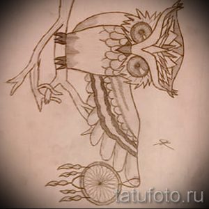 Эскиз татуировки совы, сидящей на ветке дерева с ловцом снов. Подходит для тех, кто ценит природу и мистику.