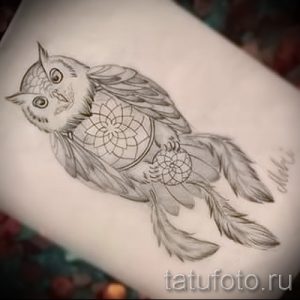Эскиз татуировки совы, летящей с ловцом снов в лапах. Подходит для предплечья или плеча.