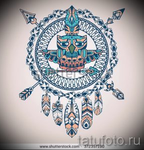 Яркий эскиз татуировки совы, заключенной в круг ловца снов, украшенного стрелами и перьями. Подходит для любителей этнического стиля.
