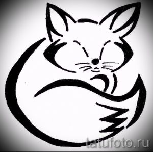 Простой черно-белый эскиз татуировки лисы, выполненный в минималистичном стиле, с использованием четких линий и лаконичных форм.