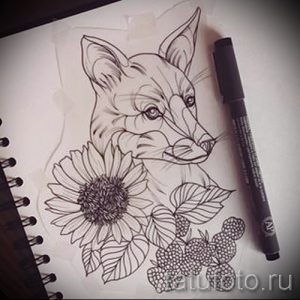 Эскиз татуировки лисы, изображенной рядом с подсолнухом и ягодами. Рисунок выполнен в черно-белой графике с акцентом на детализацию.