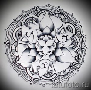 Черно-белый эскиз татуировки мандалы с изображением цветка лотоса в центре. Сложный узор, выполненный в технике line work.
