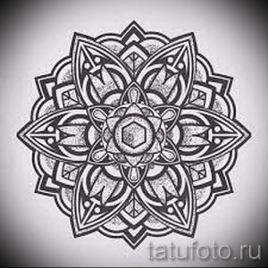 Черно-белый эскиз татуировки мандалы, выполненный в технике dotwork. Детализированный рисунок с множеством точек и геометрических узоров.