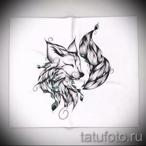 Черно-белое фото эскиза татуировки лисы, украшенной перьями и завитушками, выполненного в графическом стиле.