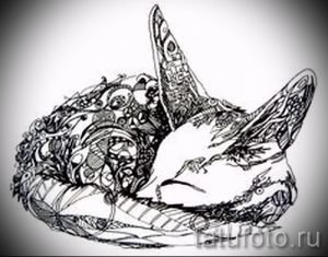 Эскиз татуировки спящей лисы, выполненный в стиле зентангл, с использованием черных узоров и геометрических форм, создающих эффект текстуры.