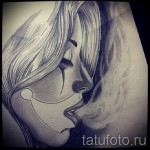 Черно-белый эскиз татуировки с изображением клоунессы с грустным выражением лица и слезами, стекающими по щекам. Детализированный рисунок.
