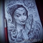 Черно-белый эскиз татуировки с изображением Богоматери, склонившейся в молитве, с голубем над головой и окруженной цветами. Детализированный рисунок в стиле реализм.