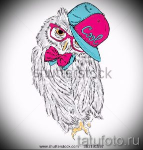 Эскиз татуировки совы в кепке, бабочке и очках. Стильный и оригинальный дизайн в черно-белом цвете с розовыми акцентами.