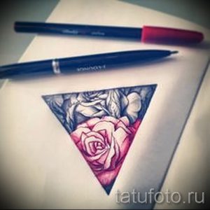 Эскиз татуировки с изображением розы и черепа, заключенных в треугольник. Черно-красный рисунок, выполненный в графическом стиле.