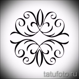 Фото эскиза татуировки с изображением черного орнамента, состоящего из изящных завитков и узоров. Идеальный рисунок татуировки для создания элегантного образа.