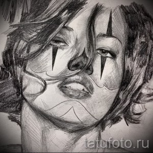 Черно-белое фото эскиза татуировки с изображением лица клоуна, выполненного в реалистичном стиле с детальной проработкой теней и выразительным взглядом.
