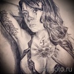 Черно-белый эскиз татуировки с изображением девушки, держащей сердце, пронзенное шипами, и надписью "Los Angeles".