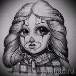 Черно-белое фото татуировки с изображением лица грустного клоуна, выполненного в реалистичном стиле.