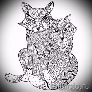 Эскиз татуировки двух лис, выполненный в стиле зентангл. Изображение демонстрирует сложный орнамент, заполняющий тела лис.