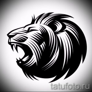 Черно-белое фото тату льва, рычащего с открытой пастью, выполненное в стиле трайбл с использованием острых углов и геометрических форм.