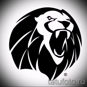 Черно-белое фото тату льва, рычащего с открытой пастью, выполненное в минималистичном стиле с использованием четких линий.