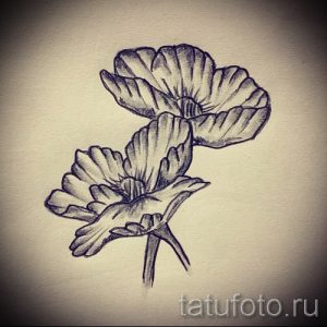 Фото эскиза тату: два цветка мака, выполненные в черно-белом стиле. Детализированный рисунок для татуировки с акцентом на форму и текстуру.