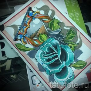 Фото эскиза тату: роза, обвивающая песочные часы, с зелеными листьями и яркими красками. Детализированный рисунок для татуировки в стиле old school.