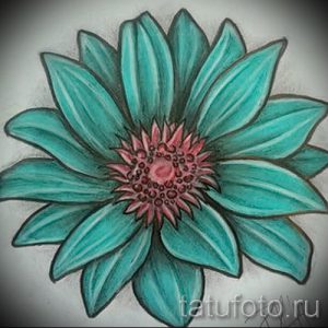 Эскиз татуировки с изображением цветка, выполненного в акварельной технике. Нежные бирюзовые и розовые оттенки создают воздушный и романтичный образ.