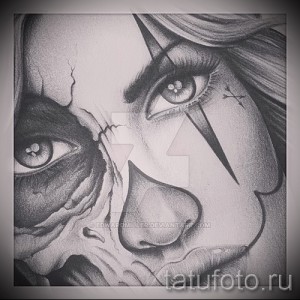 Черно-белое фото татуировки с изображением лица клоуна, разделенного на две половины: одна - нормальная, другая - в виде черепа.