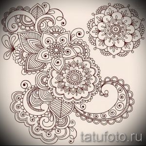 Красочный эскиз татуировки в стиле мандала с множеством мелких деталей и узоров. Идеально для украшения женского тела.