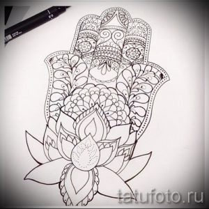 Черно-белый эскиз татуировки с изображением руки Хамса (Хамеш) и цветка лотоса. Детализированный рисунок, восточный стиль.