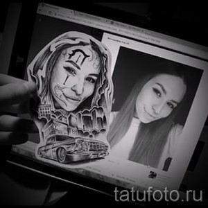 Черно-белый эскиз татуировки с изображением плачущей девушки, автомобиля и архитектурных элементов. Детализированный рисунок для вдохновения.